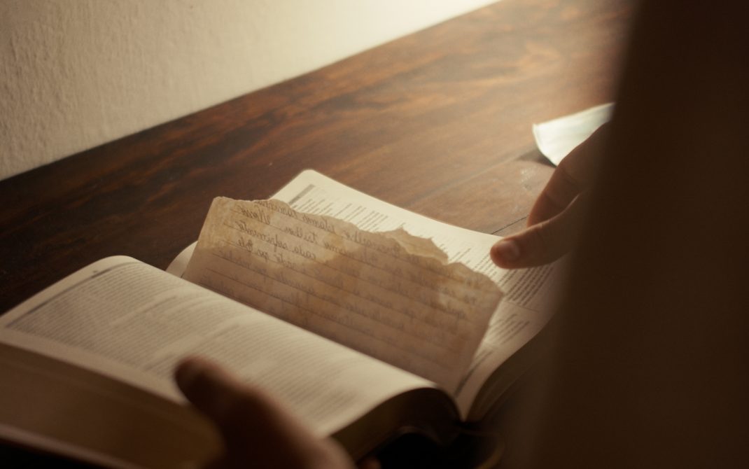 ComFéContraMaré_Sequence_Reel1 - FINAL.00_01_43_15.Still039